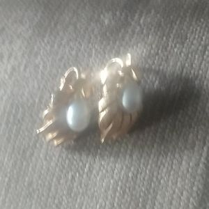 Vintage TRIFARI COSTUME JEWLERY. GOLD LEAVES PEARL